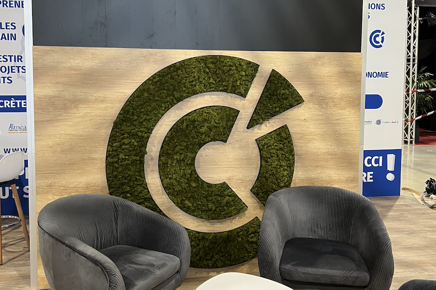 logo-vegetal-lumineux-sur-mesure. Texte stylisé sur un fond de verdure luxuriante.