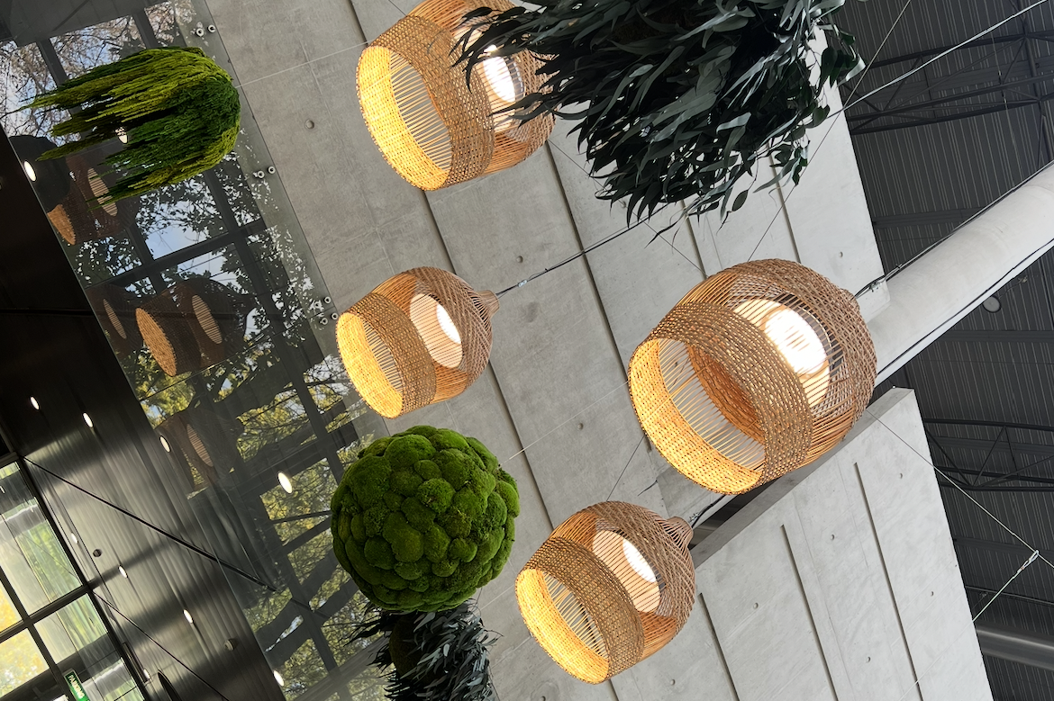 logo-vegetal-lumineux-sur-mesure. Texte stylisé sur un fond de verdure luxuriante.